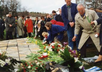 Foto von der Einweihung des Mahnmals vom 2.4.2000 mit Überlebenden am Mahnmal